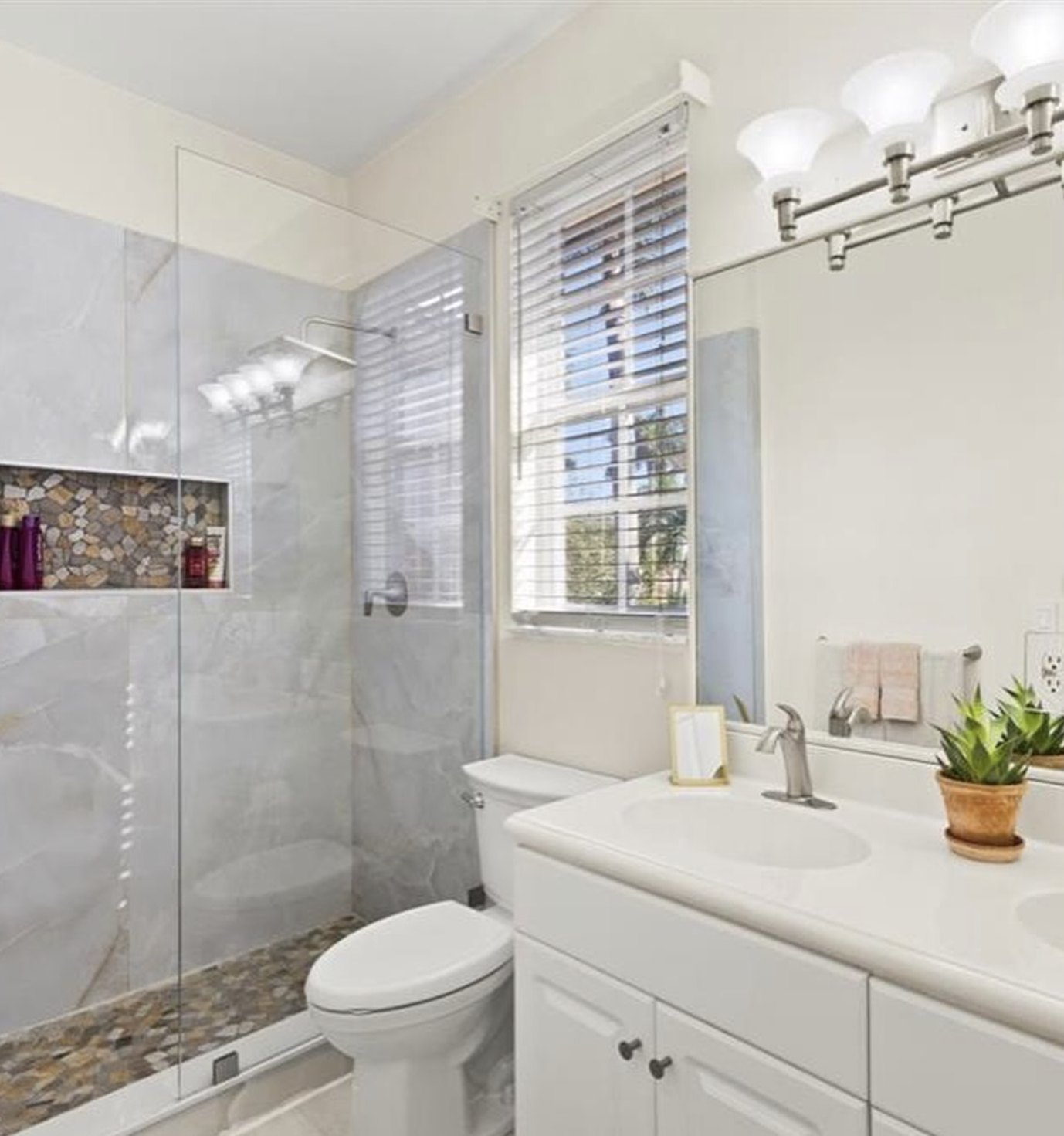 Spa bath with glass shower